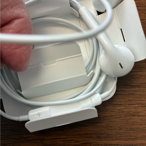 Apple EarPods with Lightning Connector NWOT - Picture 3 of 5